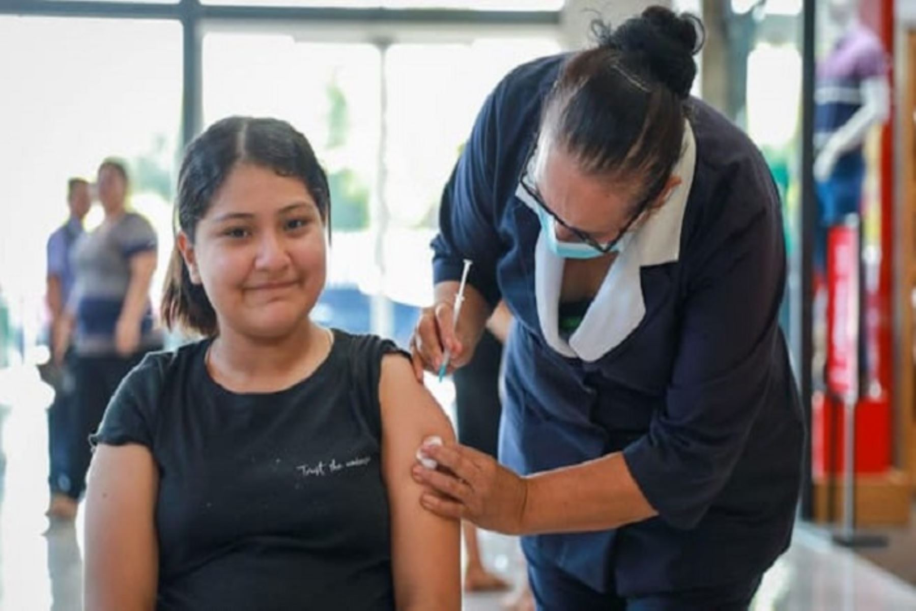 Colegios en diversas regiones aplican vacuna contra el virus del papiloma