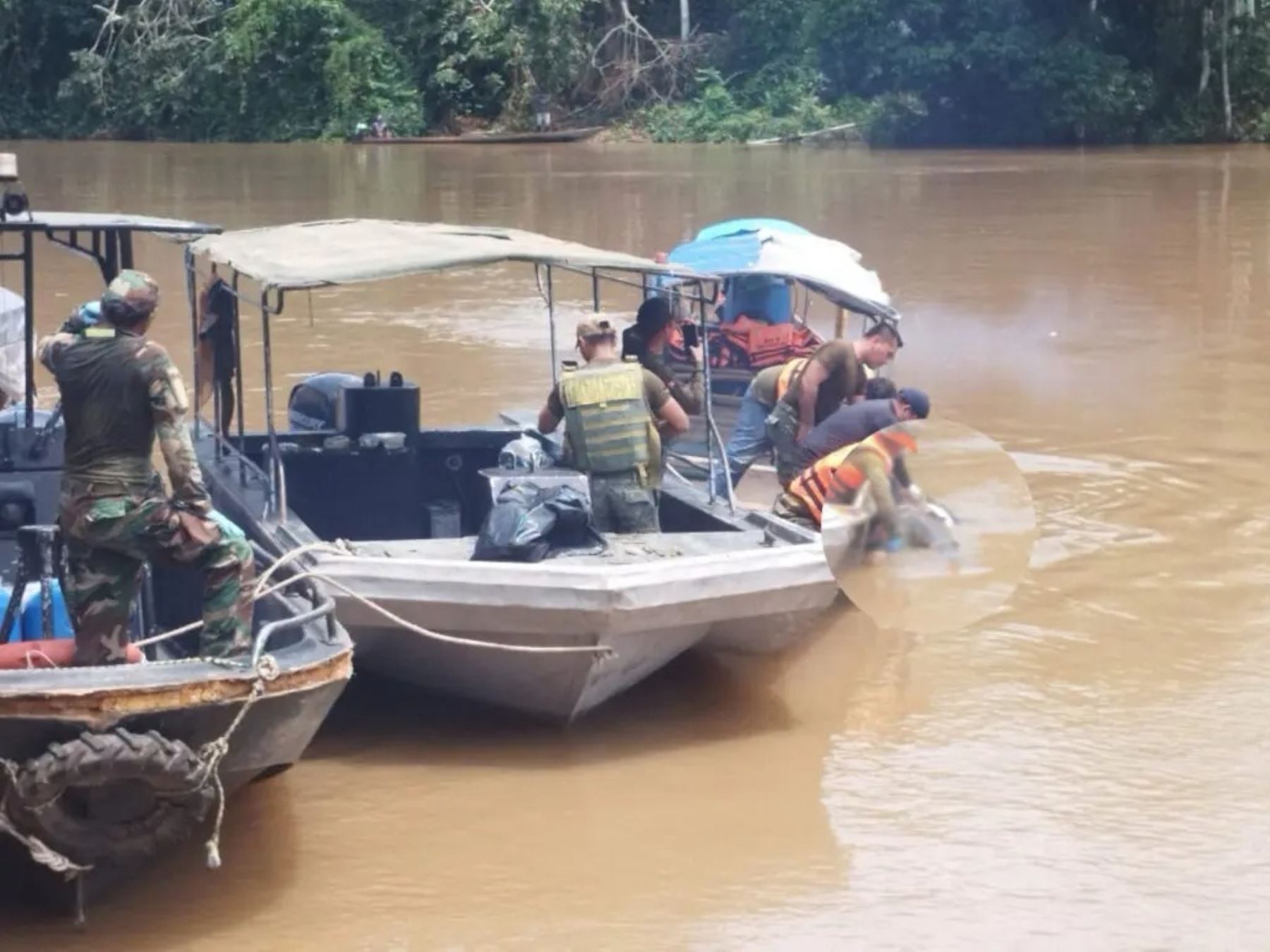 Rescatan tres cuerpos tras choque de embarcaciones en Ucayali