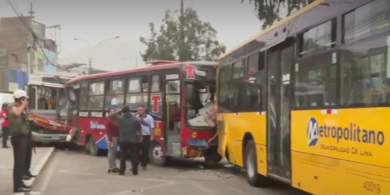 Al menos 12 heridos tras choque múltiple en avenida Túpac Amaru