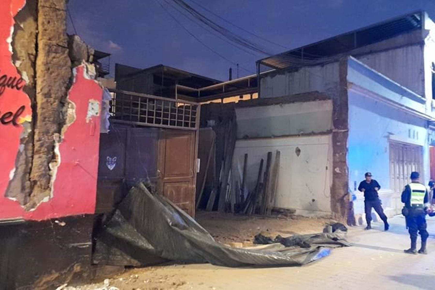 Derrumbe de muro de casona en Trujillo deja 6 personas atrapadas