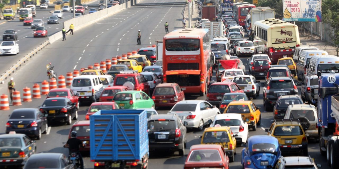Regresan a Lima más de mil coches al terminar Semana Santa
