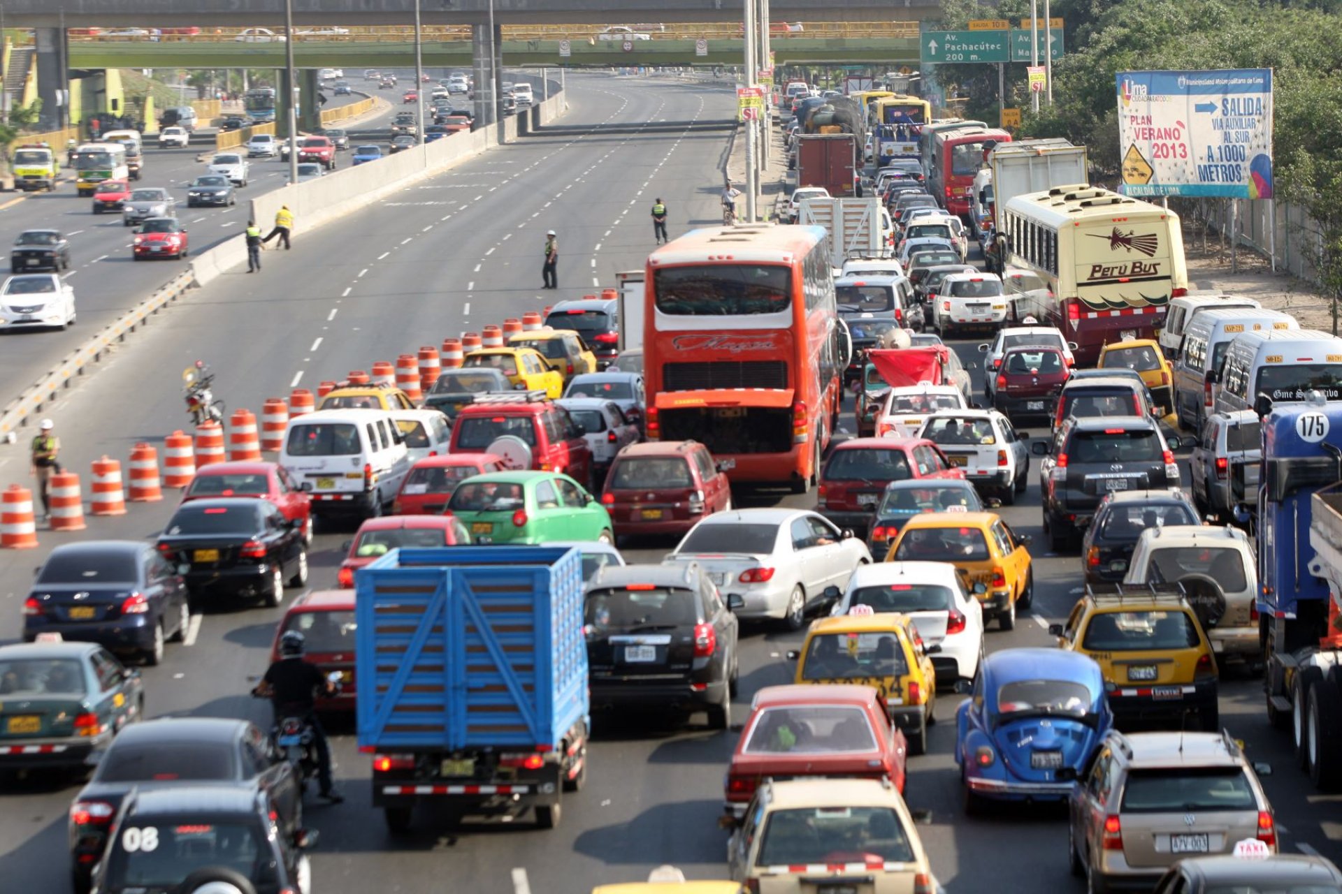 Regresan a Lima más de mil coches al terminar Semana Santa