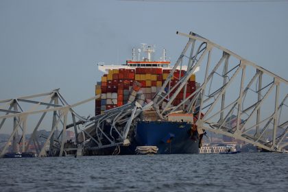 EE.UU: Tripulacion del barco Dali permanecen a bordo