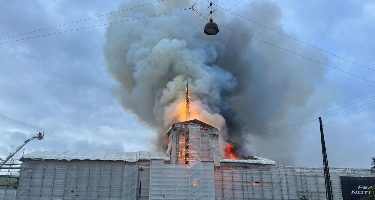 Incendio en la Bolsa de Copenhague arrasa con aguja de su torre