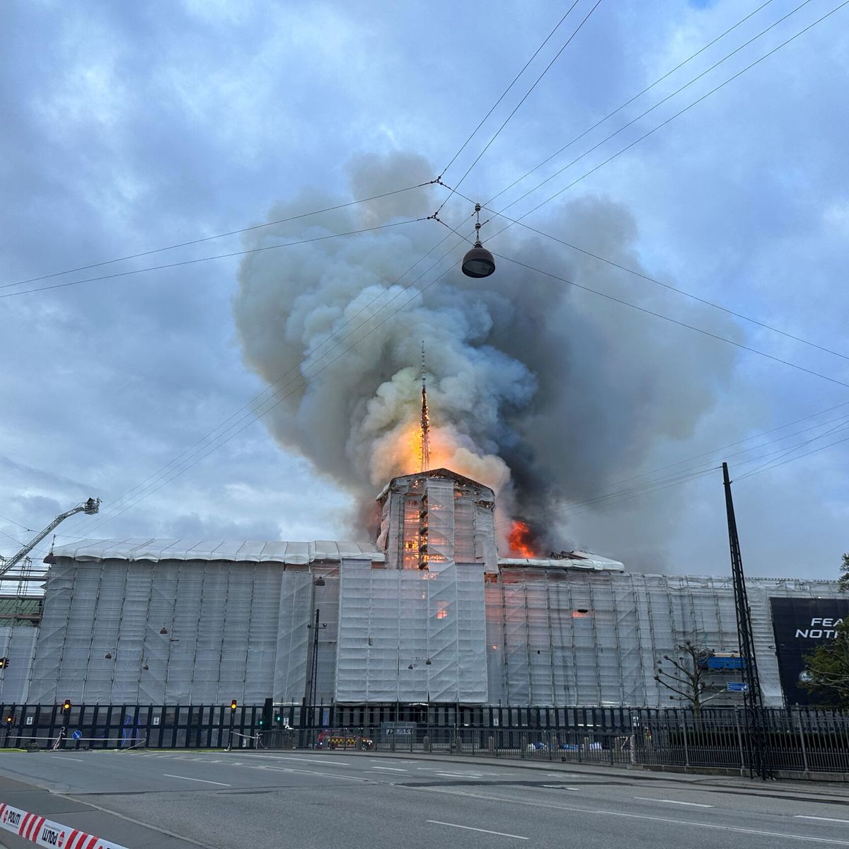 Incendio en la Bolsa de Copenhague arrasa con aguja de su torre