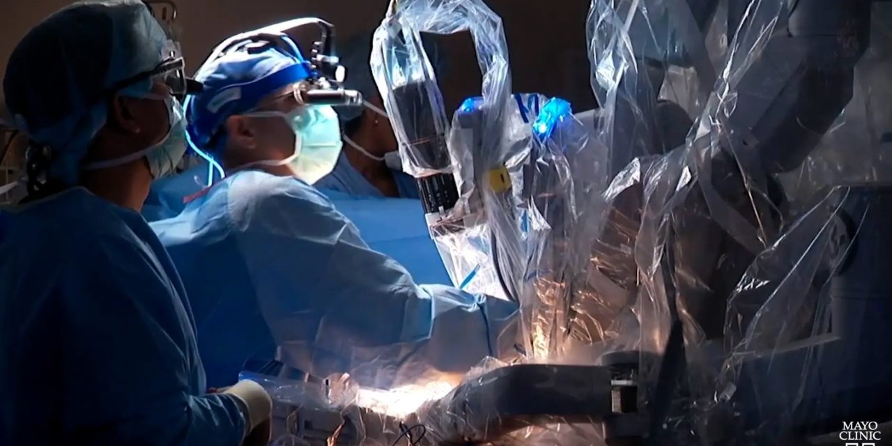 Peruano realiza el primer trasplante realizado con cirugía robótica