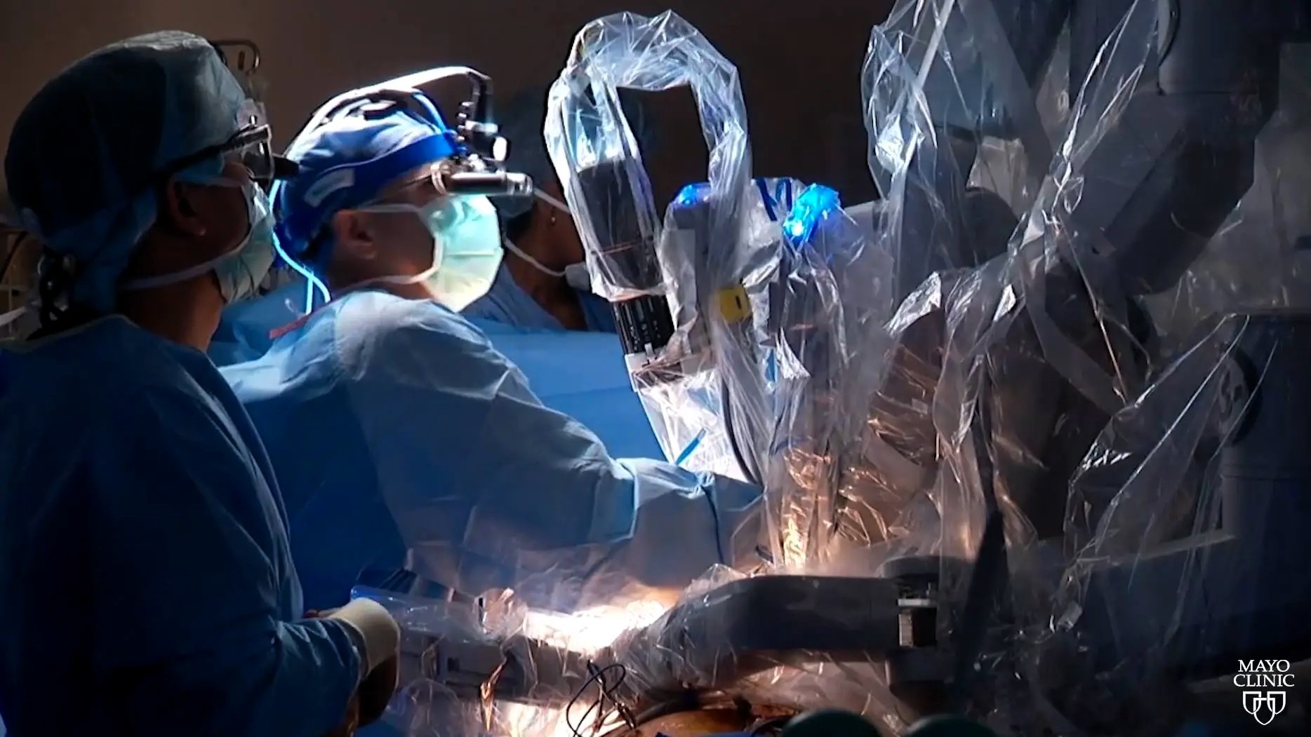 Peruano realiza el primer trasplante realizado con cirugía robótica