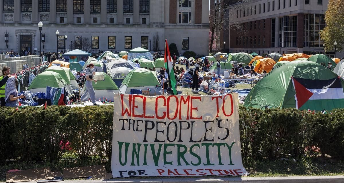 EE.UU: Universitarios realizan protestas fuera del campus