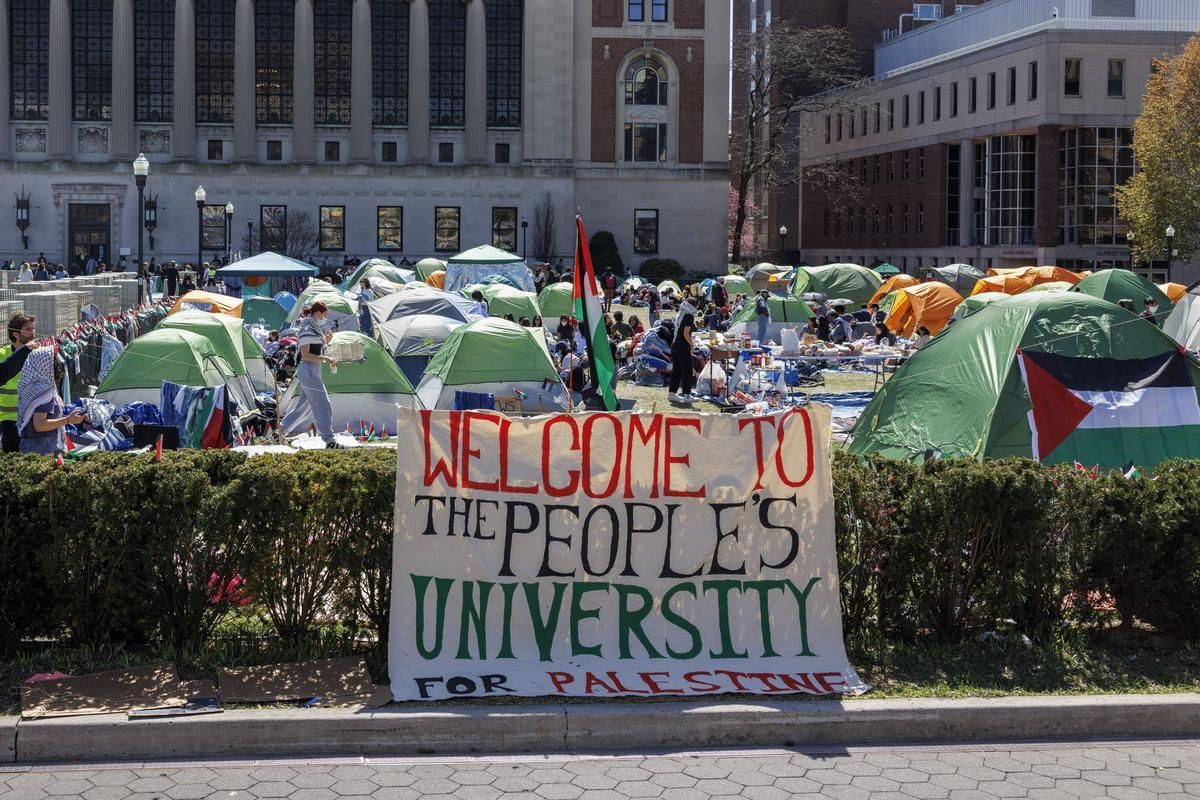 EE.UU: Universitarios realizan protestas fuera del campus