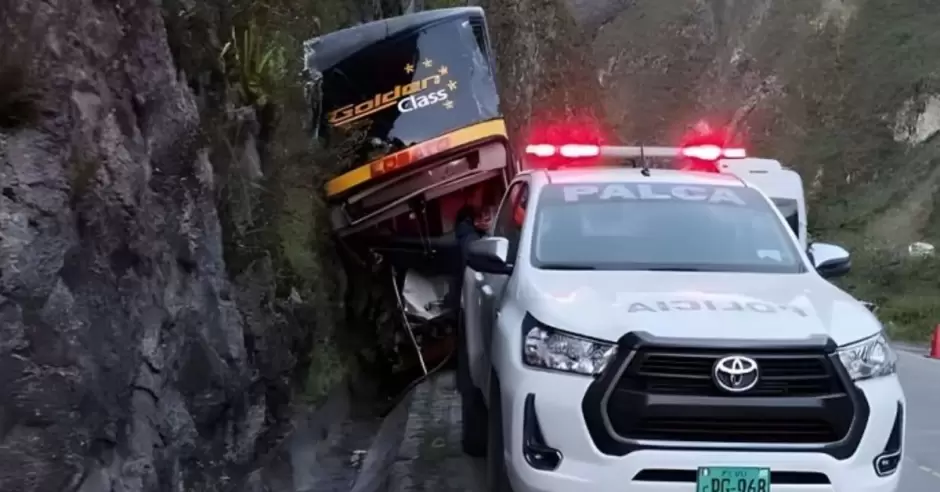 Bus choca contra cerro y causa la muerte de un pasajero en Junín