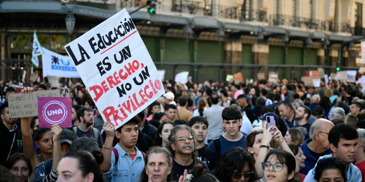 Argentina: multitudinaria marcha contra las políticas universitarias de Milei