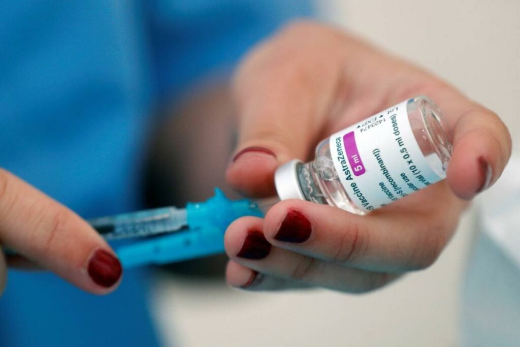 AstraZeneca admite que su vacuna causa efectos adversos