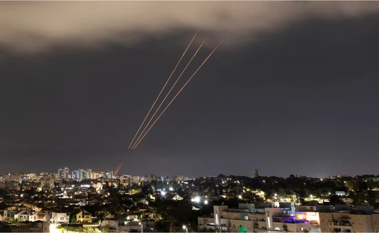 Irán ataca a Israel lanzando más de 200 drones, misiles balísticos y de crucero