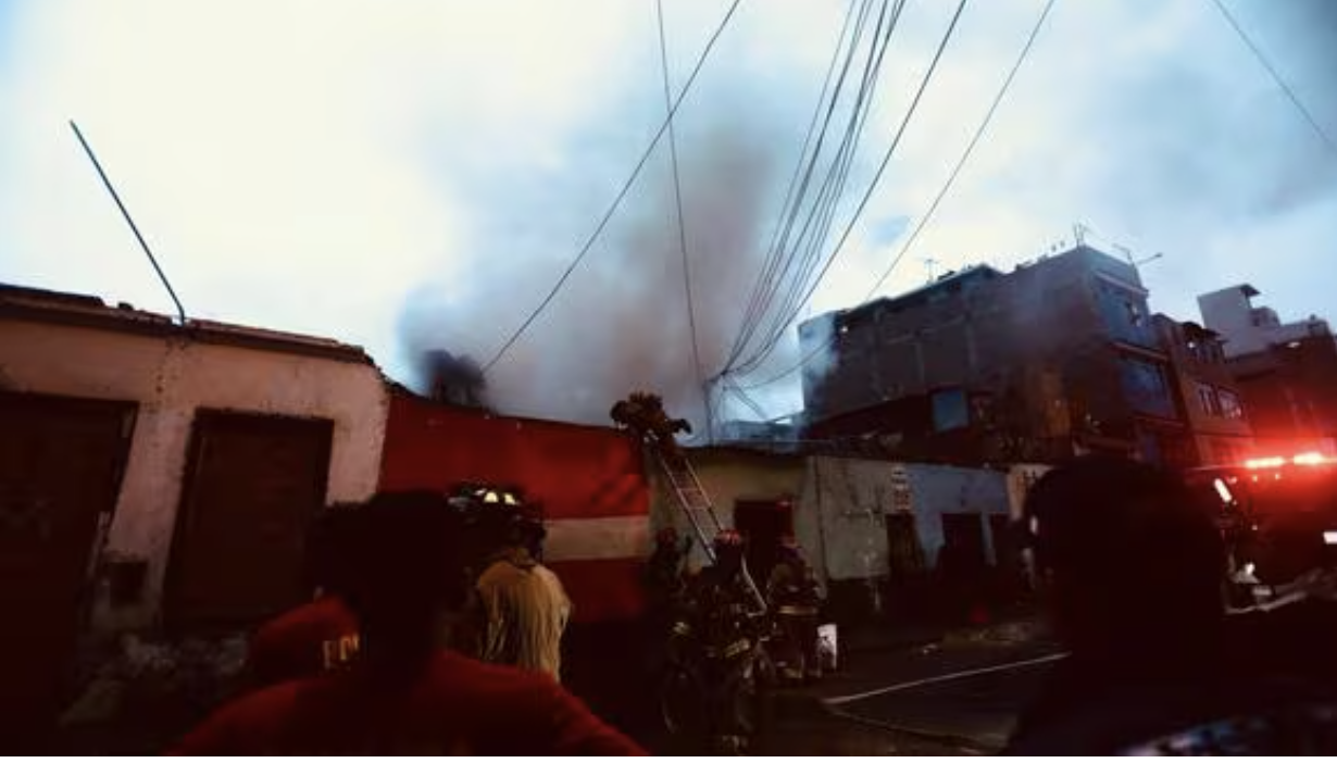 Incendio en una casona en Cercado de Lima