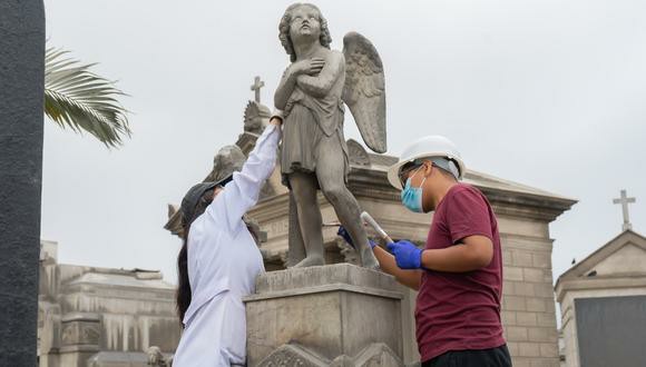 Voluntarios se unen para conservar 320 monumentos del cementerio Presbítero Maestro