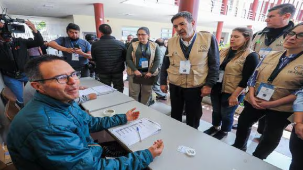 Ecuatorianos asisten a referéndum convocado por Daniel Noboa