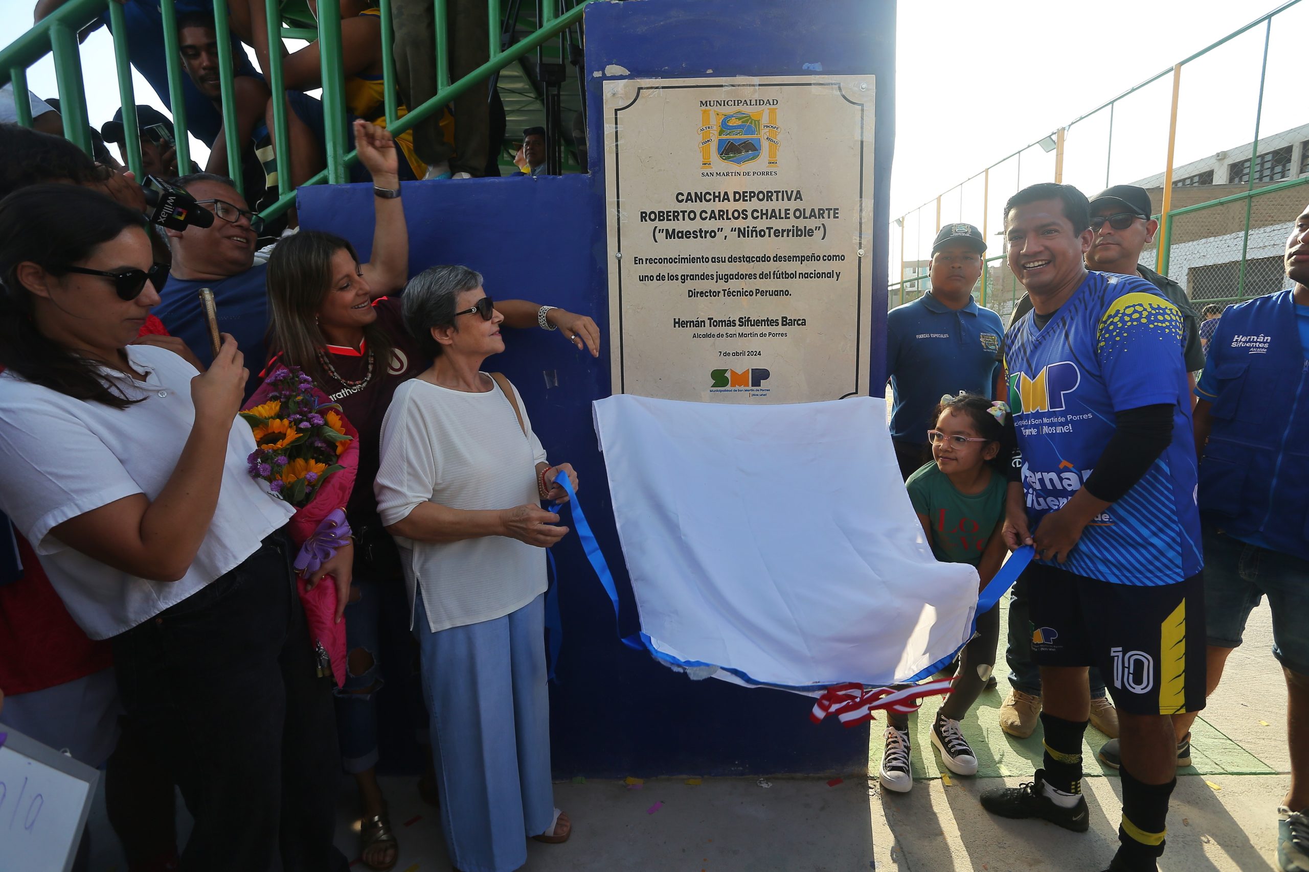 Alcalde Hernán Sifuentes inauguró nuevas instalaciones de estadio municipal con homenaje a Roberto Chale