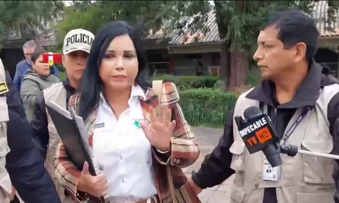 Ministra Elizabeth Galdo pierde los papeles en Cusco