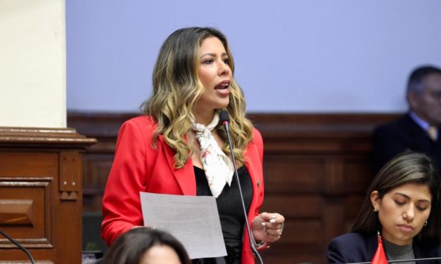 Congresista Rosselli Amuruz abandona sesión tras ser sancionada