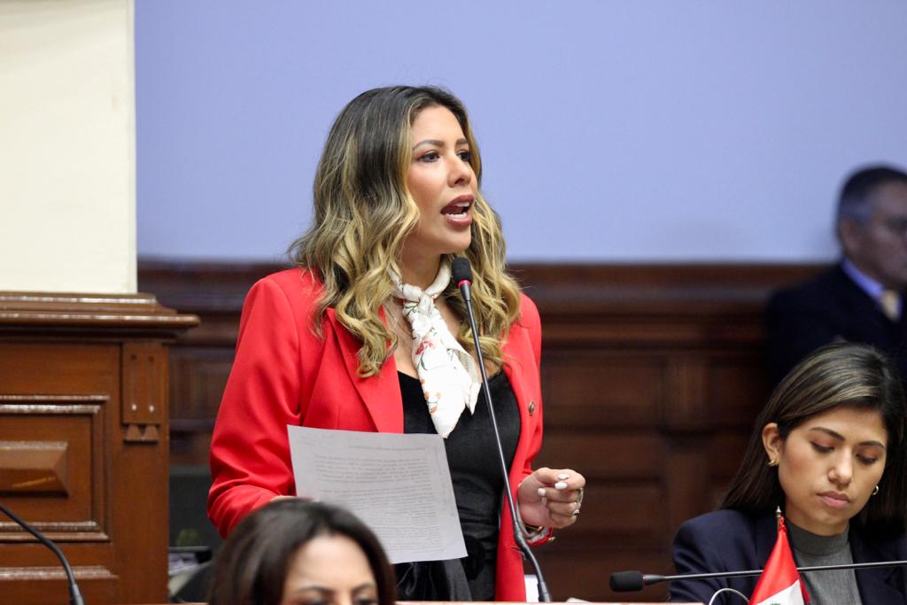 Congresista Rosselli Amuruz abandona sesión tras ser sancionada
