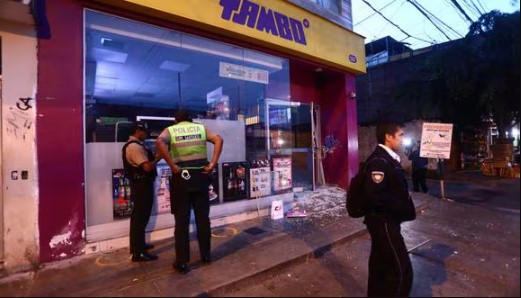 SJM: Delincuentes asaltan a ‘combazos’ una tienda de Tambo