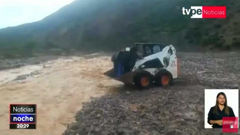Profesoras en Ayacucho atraviesan río caudaloso en tractor