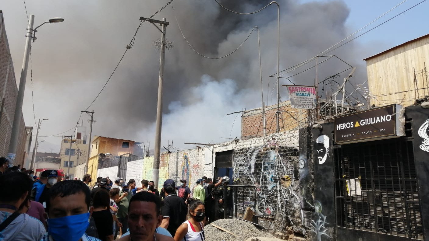 Barrios Altos: bomberos no logran apagar incendio