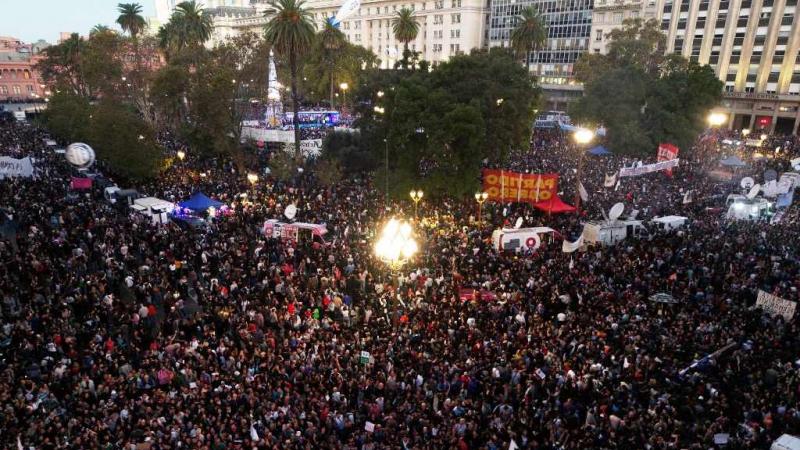 Marcha masiva defiende universidad pública en Argentina