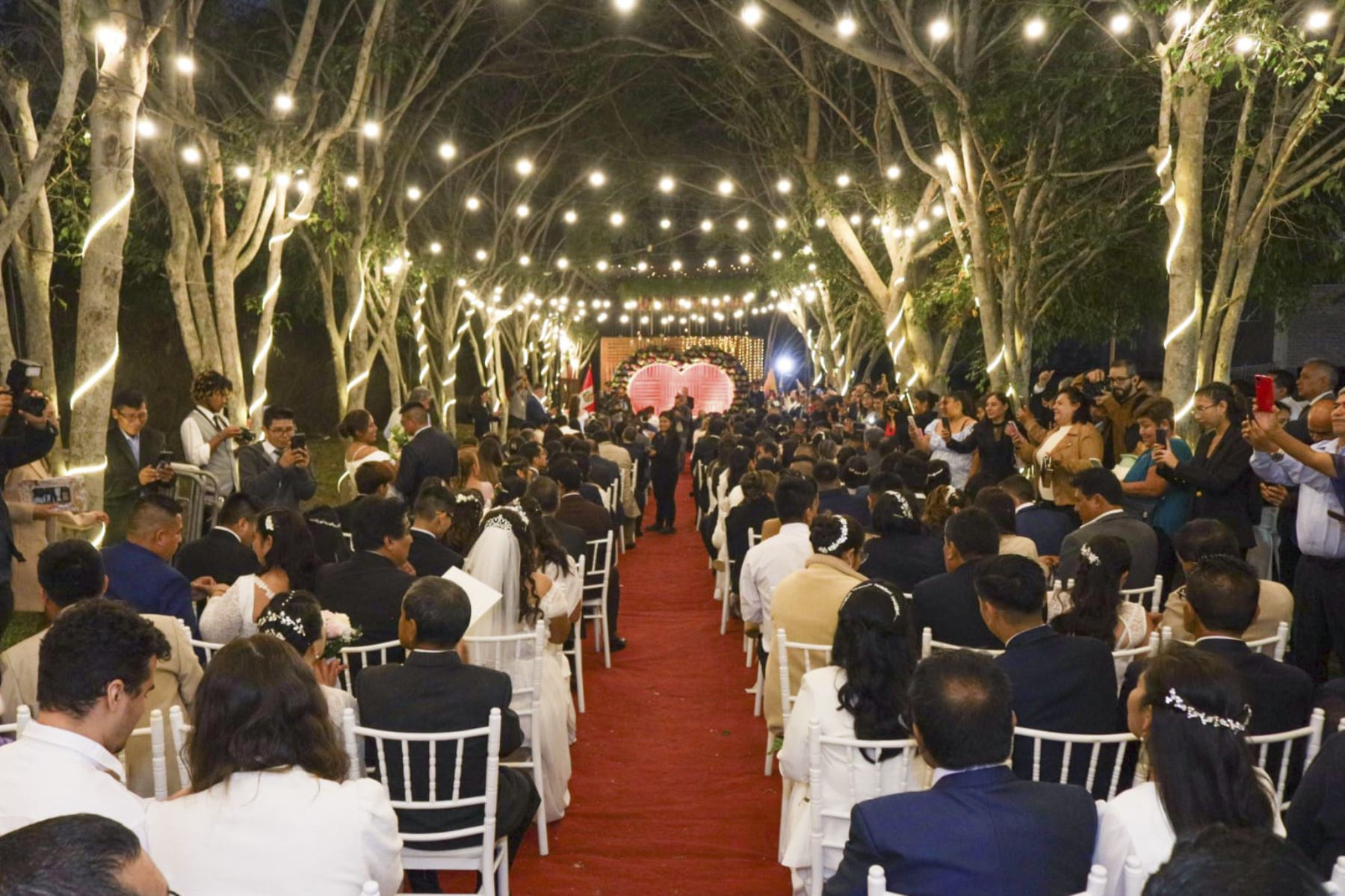 Ceremonia de matrimonio civil une a 133 parejas en Surco