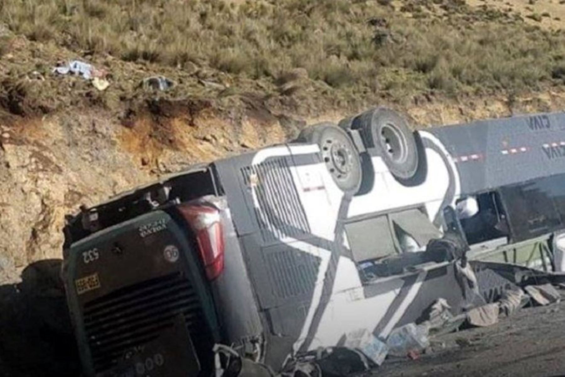 Rescatan últimos 3 cuerpos atrapados debajo del bus en accidente de Ayacucho