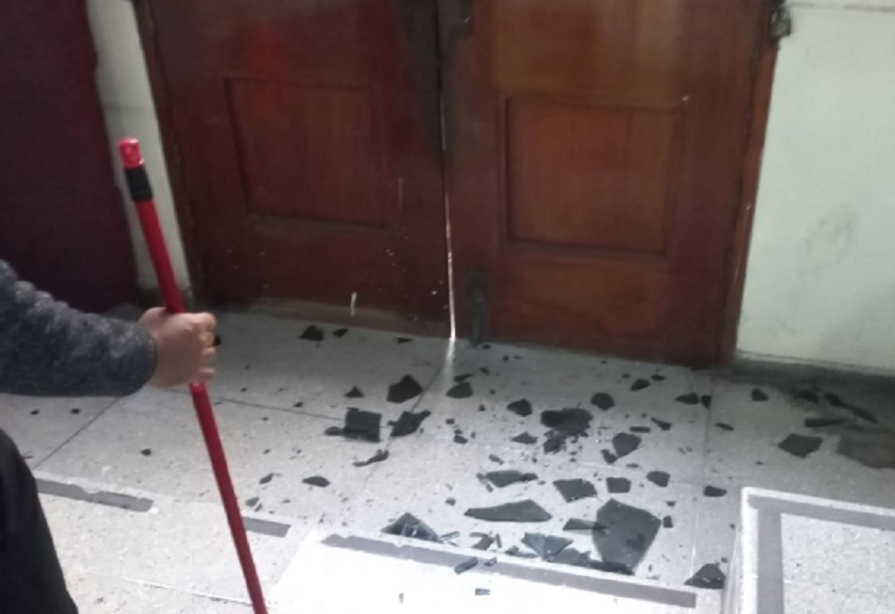 Seguidores del ex alcalde Arturo Fernández dañan puerta del Palacio Municipal en Trujillo