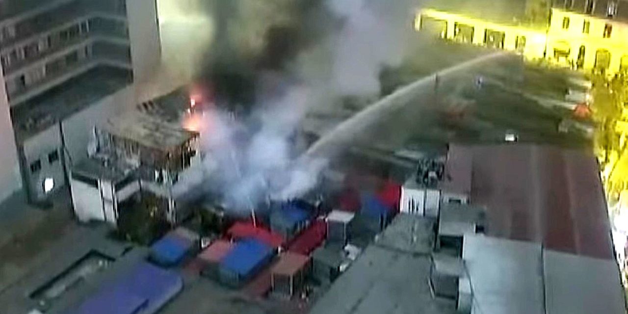 Bomberos combaten incendio en galería comercial de Mesa Redonda
