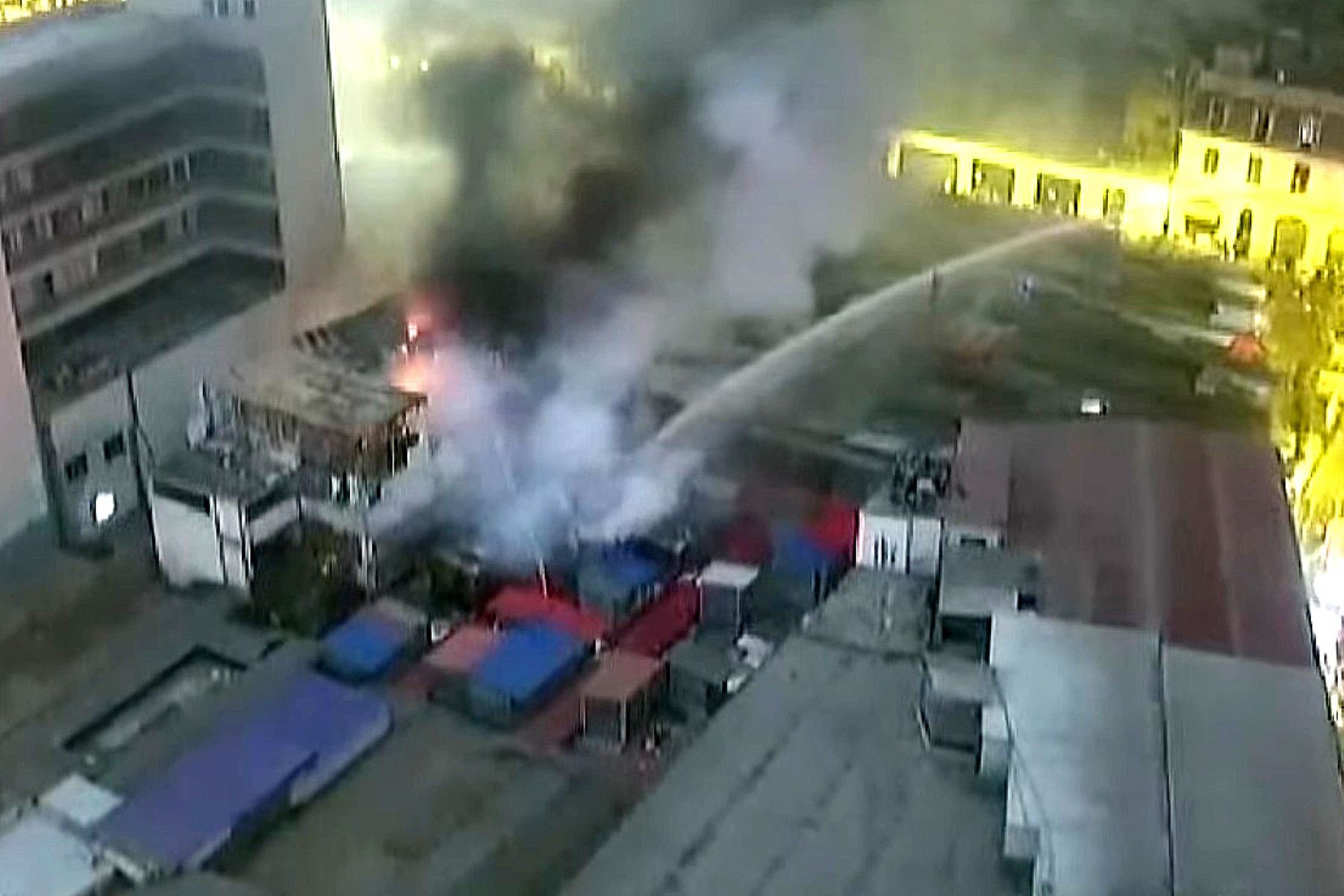 Bomberos combaten incendio en galería comercial de Mesa Redonda