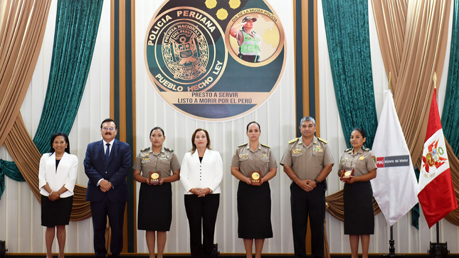 Presidenta Boluarte rindió homenaje a 53 oficiales y suboficiales