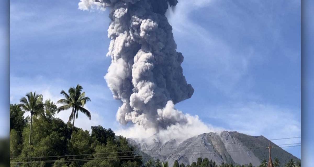 Volcán Ibu erupciona expulsando ceniza con altura de 5000 metros