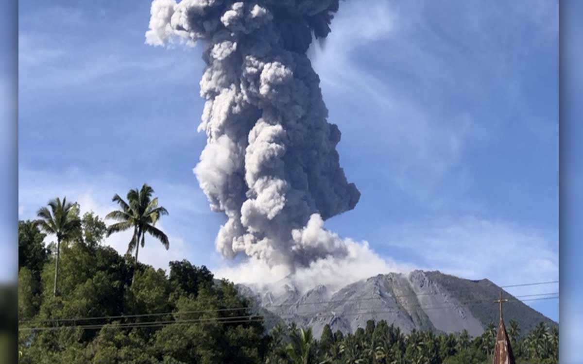 Volcán Ibu erupciona expulsando ceniza con altura de 5000 metros
