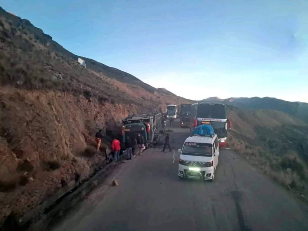 Ayacucho: Volcadura de bus deja 13 fallecidos y 18 heridos