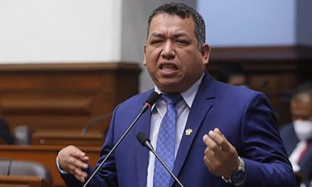 Darwin Espinoza: "Hay congresistas homosexuales que contratan a sus parejas"