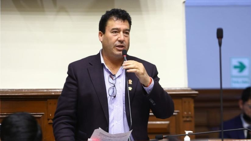 Congresista Edwin Martínez defiende a Dina Boluarte