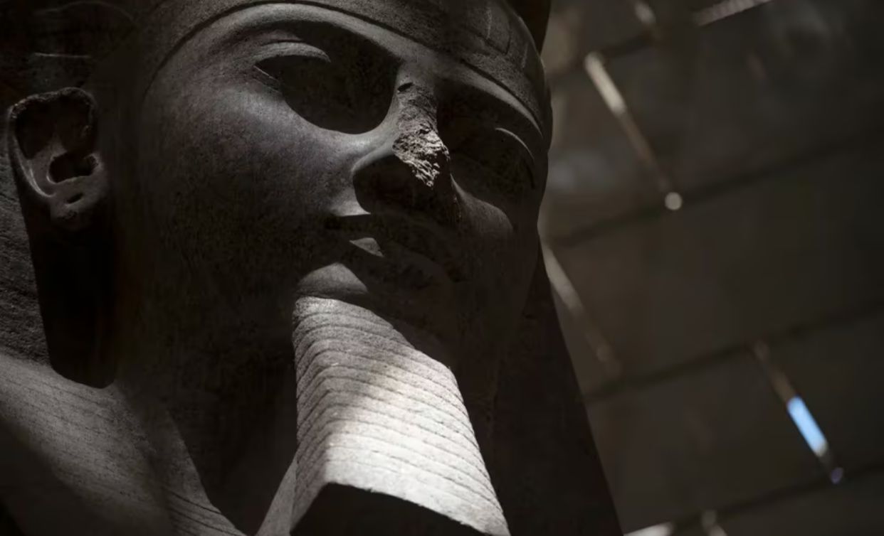 Arqueólogos encontraron parte que faltaba a estatua egipcia