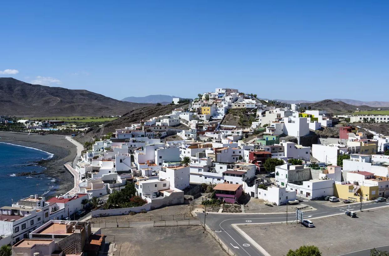 El pueblo de Canarias que se encuentra en una playa volcánica