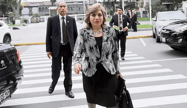 Zoraida Ávalos retornó al Ministerio Público y fue recibida por trabajadores