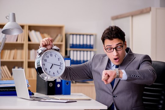 Cómo los empleados pueden gestionar la presión de los plazos utilizando la calculadora de tiempo