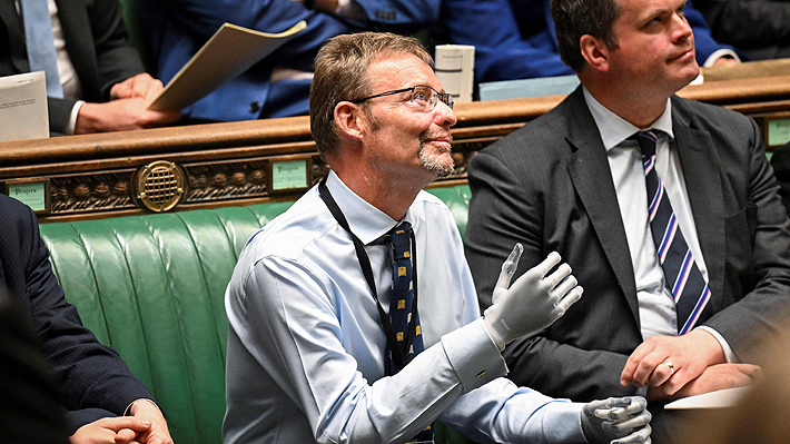 El etorno emotivo del diputado Craig Mackinlay al parlamento