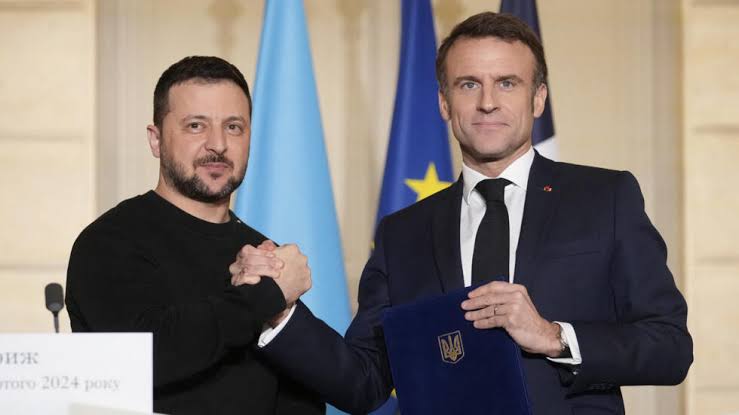 Presidente de Francia da indicios de querer ayudar a Ucrania