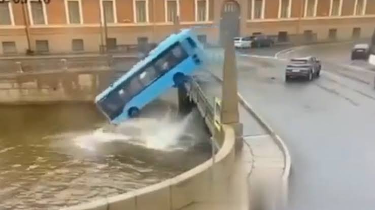  San Petersburgo: Un autobús caído al río despierta alerta