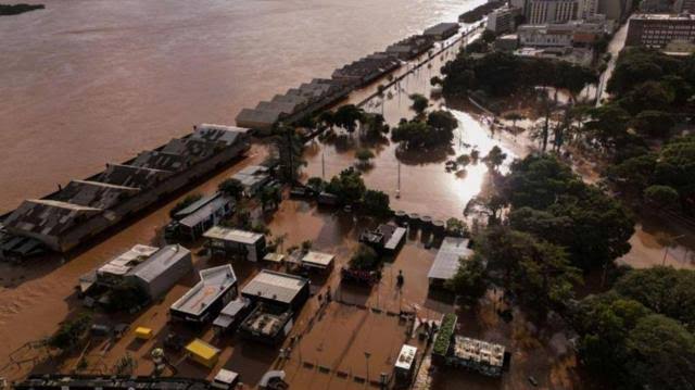 Aumenta a 127 personas fallecidas por inundaciones en Brasil
