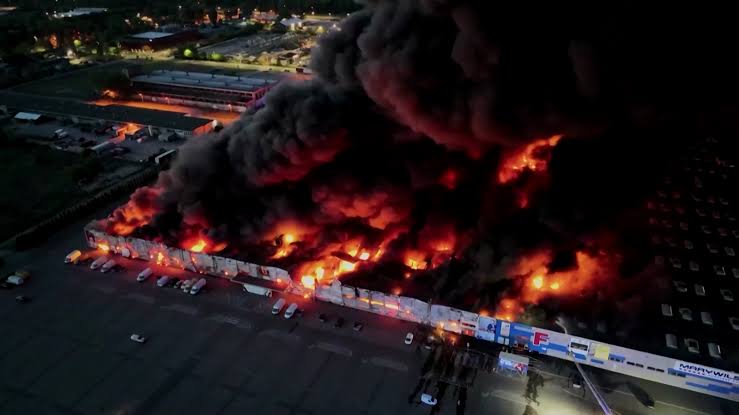 Incendio en centro comercial de Varsovia