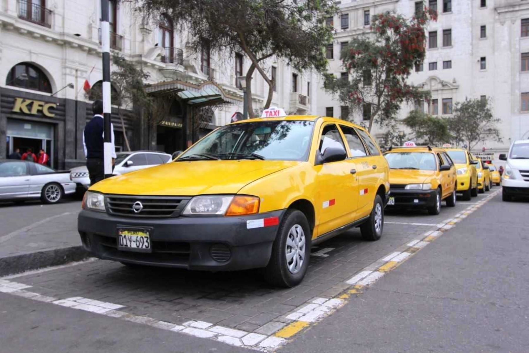 Taxistas de Lima y Callao tienen plazo hasta el 2025 para pintar sus vehículos de amarillo