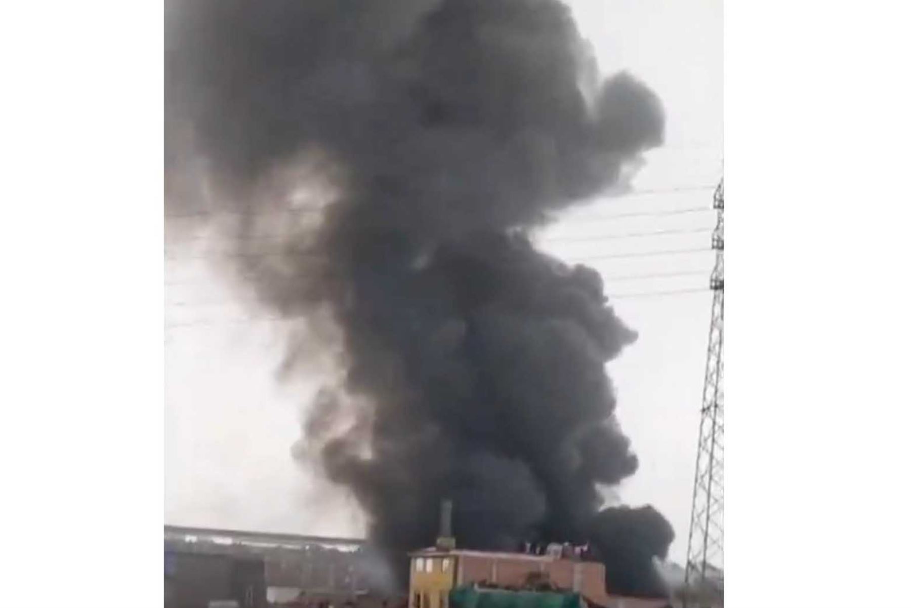 Bomberos logran controlar el incendio en un taller mecánico en Ate